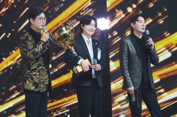 TV CHOSUN '금타는 금요일' 眞 김용빈 '속옷까지 금색'... 챕터2 시작부터 과몰입 '폭소' 기사 이미지